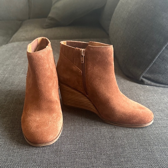 Lucky brand Women's Tan Suede Ankle Boots size 8 - Picture 1 of 5